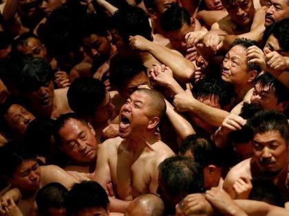 Japan naked festival hadaka matsuri will shock you, watch video | जपानच्या 'या' ठिकाणी प्रत्येकाला 'न्यूड' होऊनच यावं लागतं, बघा 'या' अनोख्या उत्सवाचा व्हिडीओ!