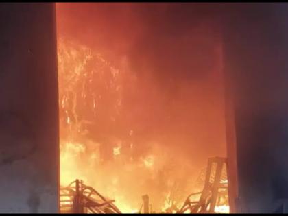 A huge fire broke out at a plastic toy godown in Akola city | अकोला शहरातील  प्लास्टिक खेळण्याच्या गोडाऊनला भीषण आग