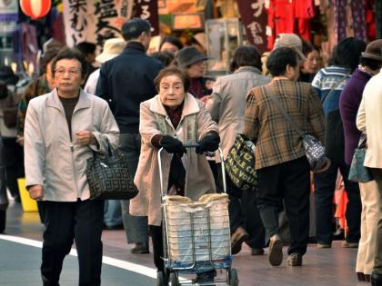 Japan: Young people, give birth to children for the country! | Japan: तरुणांनो, देशासाठी तरी मुलं जन्माला घाला!