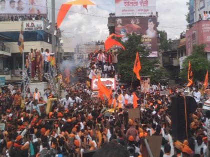 Firecrackers and flower shower by JCB, arrival of Manoj Jarange in Beed | फटाक्यांची आतषबाजी अन् जेसीबीने पुष्पवृष्टी, मनोज जरांगेंचे बीडमध्ये आगमन