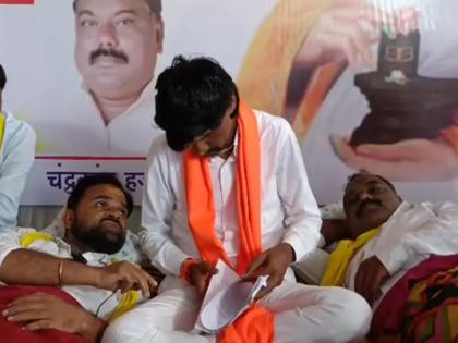 Manoj Jarange met the Dhangar community youth who is on hunger strikers in Latur | मनोज जरांगे धनगर उपोषणकर्त्यांच्या भेटीला, खालावलेली प्रकृती पाहून पालकमंत्र्यांवर बरसले...