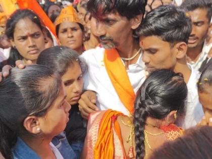 The family gets emotional when they meet Manoj Jarange; If something happens to the father, the government will not keep him in place, the daughter warned | जरांगेंचे कुटुंबीय भावूक; वडिलांना काही झाले तर सरकार जागेवर ठेवणार नाही, मुलीने दिला इशारा