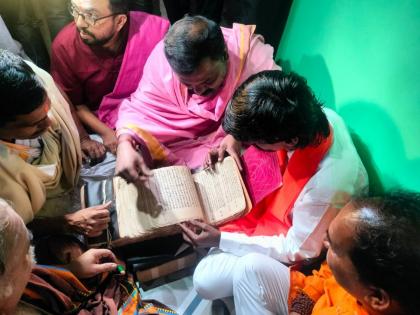 Kunbi Maratha records also found with the purohit of Trimbakeshwar | त्र्यंबकेश्वरच्या पुरोहितांकडेही आढळल्या कुणबी मराठा नोंदी; मनोज जरांगेंनी केलं अवलोकन