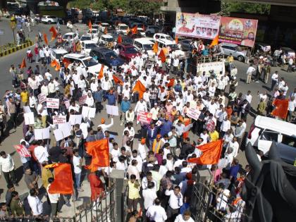 Thousands of maratha community members from nashik left for pune | नाशिकमधील हजारो मराठा समाज बांधव पुण्याकडे रवाना