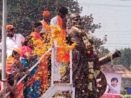 Manoj Jarange Patil received a warm welcome in Satara | साताऱ्यात मनोज जरांगे-पाटील यांचे जल्लोषी स्वागत; क्रेनने घातला हार