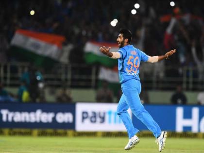 India vs Australia 1st T20: Jasprit Bumrah became the second man to take 50 T20I wickets for India | India vs Australia 1st T20 : भारतीय संघ हरला, पण बुमराने विक्रम नोंदवला; केली अश्विनशी बरोबरी 