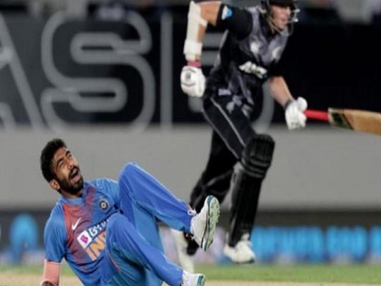 India vs New Zealand : Jasprit Bumrah twists ankle during first T20I against New Zealand | IND vs NZ : जसप्रीत बुमराहला दुखापत, टीम इंडियाला दुसऱ्या सामन्यात बसू शकतो धक्का?