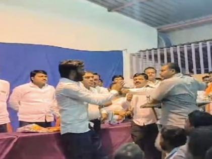 Argument between supporters of MLA Gopichand Padalkar and Ravi Patil in BJP meeting at Jat sangli | Sangli: जतमध्ये भाजपच्या पडळकर-रवी पाटील गटात धुमश्चक्री, शिवीगाळ करत एकमेकांच्या अंगावर धावले