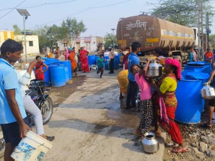 the water level went down to 900 to 1100 feet In Jat taluka sangli | दुष्काळाची दाहकता: सांगलीतील जतमध्ये पावणेदोन लाख लोकांना टँकरने पाणीपुरवठा