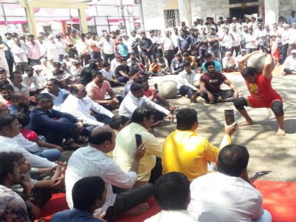 Put on the neck 85 kg of weight stone beat 180 sittings | जोर लगा के हैश्शा ! ८५ किलोचा दगडी गोटा मानेवर ठेवून मारल्या १८० बैठका