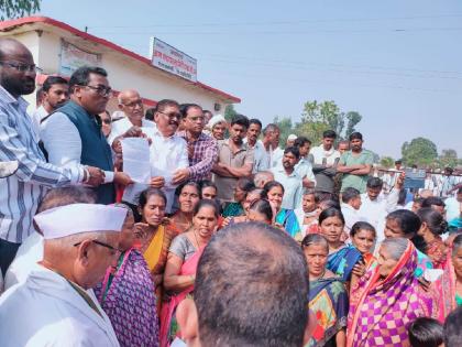 IF farmers gives land to the project and they will be landless says protestor in gadchiroli | साहेब, लाेहप्रकल्पाला जमीन देईल, तर मी भूमिहीन हाेईन !