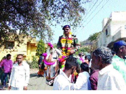 Procession through junkyard | जकातवाडीत जवानाची घोड्यावरून मिरवणूक