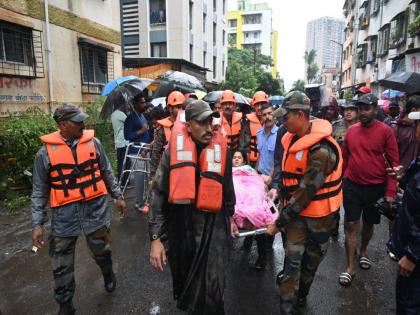 100 army personnel in ground for rescue operation in Sinhagad Road area | Pune Heavy Rain: सिंहगड रोड परिसरात बचाव कार्यासाठी लष्कराचे १०० जवान मैदानात