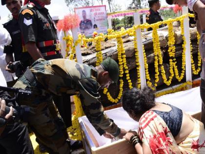 Jawan Prashant Shivaji Jadhav who died in a bus accident in Leh Ladakh was cremated in a military crematorium | जवान प्रशांत जाधव यांना अखेरचा निरोप, वडिलांसह कन्येने दिला भडाग्नी