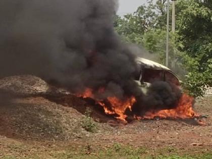 The thrill of burning cars at Karachi Burn the car with scented tobacco | काेरची येथे बर्निंग कारचा थरार; सुगंधित तंबाखूसह कार जळून खाक