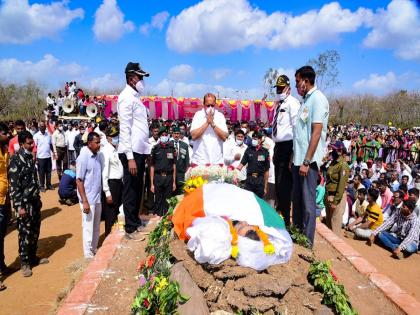 'India is safe only because of soldiers' sacrifices'; Hassan Mushrif greets late soldier Rakesh Ningure | 'सैनिकांच्या त्यागामुळेच भारत सुरक्षित'; हसन मुश्रीफ यांचे जवान राकेश निंगुरे यांना अभिवादन