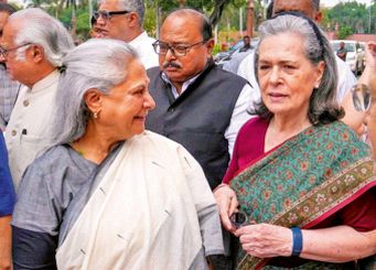 ...when Sonia Gandhi stood by Jaya Bachchan | ...जेव्हा जया बच्चन यांच्या पाठीशी उभ्या राहिल्या सोनिया गांधी!