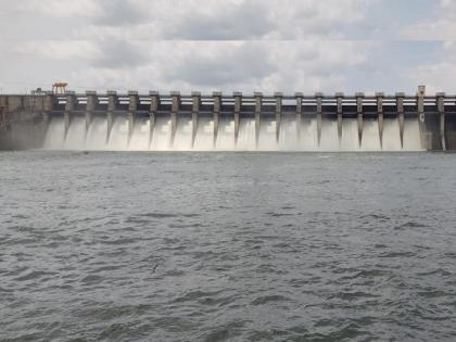 Jayakwadi dams 18 doors open as inflow increases; As many as 9 thousand 432 cusecs discharge | जायकवाडी तुडुंब, आवक वाढल्याने १८ दरवाजे उघडले; तब्बल ९ हजार ४३२ क्युसेकने विसर्ग