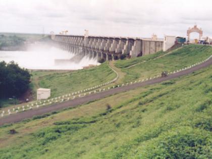 The doors of Jayakwadi Dam were closed by half a foot; Decision due to decline in inflows from Nashik | जायकवाडीचे दरवाजे अर्ध्या फुटाने केले बंद; नाशिककडून येणारी आवक घटल्याने निर्णय