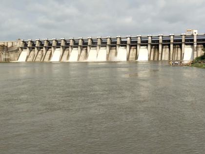 8 gates of Jayakwadi dam opened; 5781 cusec water released in Godawari river | जायकवाडी धरणाची ८ दरवाजे उघडले; गोदावरी पात्रात ५७८१ क्युसेकने विसर्ग 