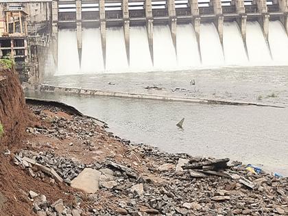Pitching worth Rs 60 lakh near Jayakwadi dam washed away; Demand for inquiry into shoddy work! | जायकवाडी धरणाजवळील ६० लाखांची पिचिंग वाहून गेली; निकृष्ट कामाच्या चौकशीची मागणी! Pitching worth Rs 60 lakh near Jayakwadi dam washed away; Demand for inquiry into shoddy work! | जायकवाडी धरणाजवळील ६० लाखांची पिचिंग वाहून गेली; निकृष्ट कामाच्या चौकशीची मागणी!