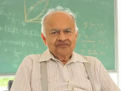 ...and I am in love with Narlikar sir! | ...अन् मी नारळीकर सरांचा हाेऊन गेलाे ! ...and I am in love with Narlikar sir! | ...अन् मी नारळीकर सरांचा हाेऊन गेलाे !