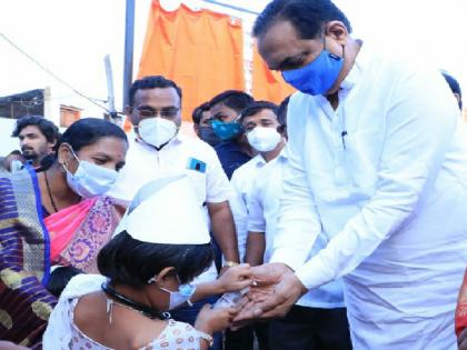 The girl advised Minister Jayant Patil to use sanitizer | साहेब.. तुम्ही सगळीकडे फिरता, सॅनिटायझर वापरा; चिमुकलीने दिला मंत्री जयंत पाटलांना सल्ला