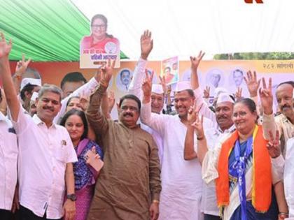 Maharashtra assembly vidhan sabha election 2024 MP Vishal Patil in a meeting of rebel Congress candidate Jayashree Patil  | काँग्रेसच्या बंडखोर उमेदवार जयश्री पाटील यांच्या सभेत विशाल पाटील 