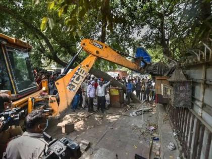 From Navi Mumbai...: Encroachment or farce of action..? | नवी मुंबईतून...: अतिक्रमण पाडायचे की कारवाईचा फार्स करायचा..?