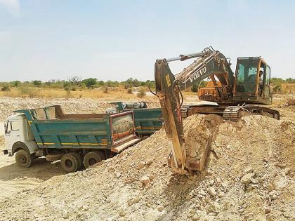 1 crore stone crush stolen from uncropped agri area | पाणी नसल्याने पडीक असलेल्या शेतातून १ कोटीच्या मुरूमाची चोरी