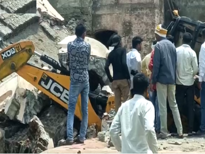 During demolition, the temple's Kalas collapsed on the JCB; The driver died on the spot | जुन्या मंदिराचे बांधकाम पाडत असताना कळस जेसीबीवर कोसळला; चालकाचा जागीच मृत्यू