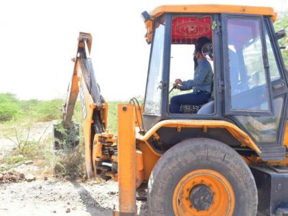 For the inauguration of the road, the Collector drove the JCB in his own unique style | रस्त्याच्या उदघाटनासाठी जिल्हाधिकाऱ्यांनी आपल्या वेगळ्या स्टाईलने चालवला जेसीबी