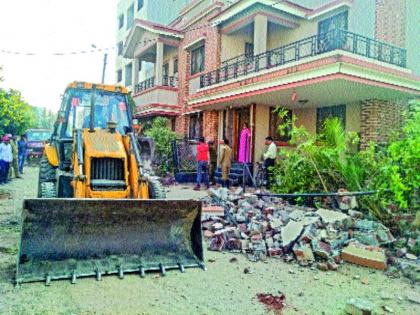 Hammer on encroachment of Junnar municipality | जुन्नरला नगरपालिकेचा अतिक्रमणांवर हातोडा