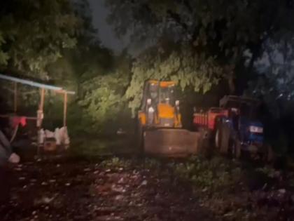 Strike action by Tehsildars in Pune Sand stealing tractor and JCB seized | पुण्यात तहसीलदारांची धडक कारवाई; वाळू चोरी करणारे ट्रॅक्टर व जेसीबी जप्त