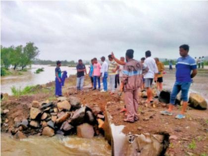 Farmers warn to stop work on Mumbai-Baroda highway; Water accumulated in the field | मुंबई-बडोदा महामार्गाचे काम बंद पाडण्याचा शेतकऱ्यांचा इशारा; शेतात पाणी साचले