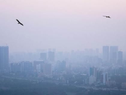 In mumbai people have to find their way through the fog amount of humidity in the air has increased | मुंबईकरांना धुरक्यातून शाेधावा लागताेय मार्ग; हवेतील आर्द्रतेचे प्रमाण वाढलेलेच 