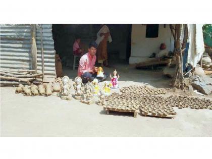 A potter who sows light in the darkness during Diwali | दिवाळी पर्वात पणत्यांतून प्रकाश पेरणारा कुंभार अंधारातच