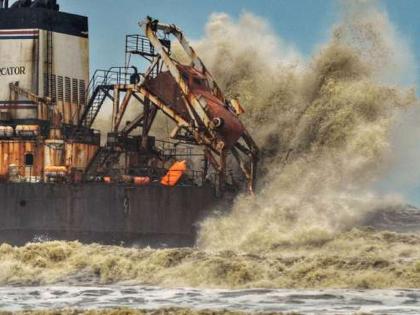 Cyclone Tauktae: Big news! 273 workers stranded near Mumbai High field barge; navy rescue operation start | Cyclone Tauktae: मोठी बातमी! तौक्ते चक्रीवादळात मुंबई हायजवळ बोटीवर 273 कर्मचारी अडकले; नौदल मदतीला धावले