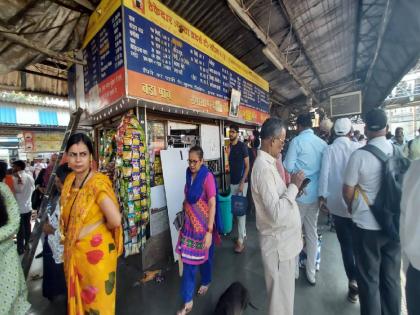 Water shortage at Thane railway station Dry throats of travelers and scissors for pockets | ठाणे रेल्वे स्थानकावर पाणी बाणी...! प्रवाशांच्या घशाला कोरड तर खिशाला कात्री 