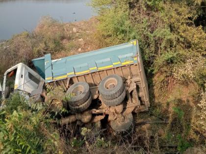 A tipper transporting sand fell into a river basin; Driver killed, one injured | वाळूची वाहतूक करणारा टिप्पर नदीपात्रात काेसळला; चालक ठार, एक जखमी