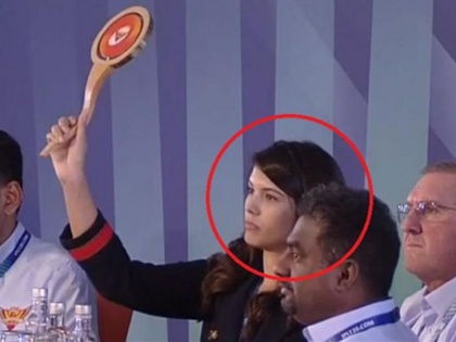 IPL Auction 2020: Photo of a girl who bid billions on players for IPL 2020 season goes viral | IPL Auction 2020: खेळाडूंवर कोट्यवधींची बोली लावणाऱ्या मुलीचा फोटो व्हायरल; पाहा आहे तरी कोण?