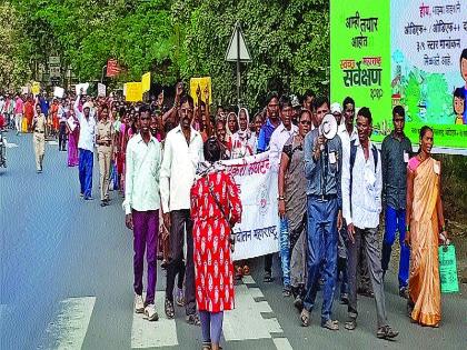 Tribal march on tahsil of khalapur; Statement to the Tahsildar | खालापुरात आदिवासींचा तहसीलवर मोर्चा; तहसीलदारांना निवेदन