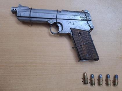 Countryside pistol found in hostel student's possession; A case was registered against the accused and arrested in khamgaon | वसतिगृहातील विद्यार्थ्याकडे आढळले देशी पिस्टल; आरोपीवर गुन्हा दाखल करत केली अटक