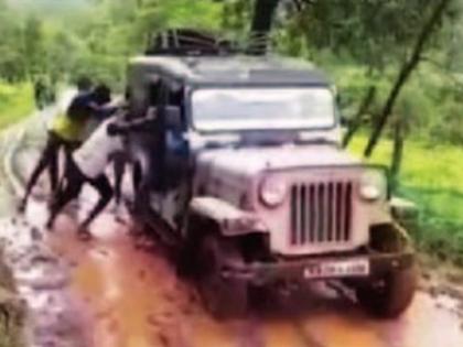 The jeep was bumped while carrying the pregnant woman; As there is no road, one has to tread mud | गर्भवतीला नेताना जीपला मारले धक्के; रस्ता नसल्याने तुडवावा लागतो चिखल