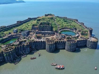 The wait is over for a floating jetty at the historic Janjira Fort! | ऐतिहासिक जंजिरा किल्ल्यास तरंगत्या जेटीची प्रतीक्षा संपली; ९३.५६ कोटींची निविदा मंजूर