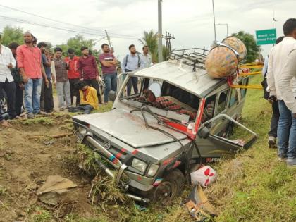 Thrill on Dhule-Solapur highway; As soon as the tire bursts, the band party's car crosses the divider and falls into the drain | धुळे-सोलापूर महामार्गावर थरार; टायर फुटताच वाद्यवृंद मंडळींची गाडी दुभाजक ओलांडून नालीत