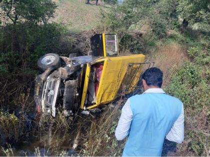 Jeep collapsed due to tyre burst n expel at Sillod; 15 passengers injured | प्रवास्यांनी खचाखच भरलेली काळीपिवळी जीप उलटली; 15 प्रवासी जखमी