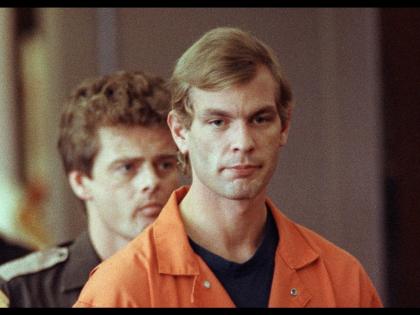 Milwaukee monster Jeffrey Dahmer got 15 life imprisonment caught then web series necrophilia cannibalism made | असा सीरिअल किलर जो खात होता मृतदेहांचे अवयव, 16 हत्यांसाठी मिळाली होती 15 वेळा जन्मठेपेची शिक्षा