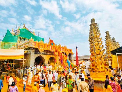 Jejuri : चैत्र पौर्णिमा यात्रेला जेजुरी गडावर भाविकांची गर्दी; ‘येळकोट’च्या जयघोषात दुमदुमला गड - Marathi News | pune news Jejuri Devotees throng Jejuri fort during Chaitra Pournima Yatra; The fort is filled with the chants of 'Yelkot' | Latest pune News at Lokmat.com