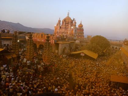 Yelkot Yelkot Jai Malhar! Khandoba went to Karha bath amid the splash of bhandara and coconut | येळकोट येळकोट जय मल्हार! भंडारा अन् खोबऱ्याच्या उधळणीत खंडोबा निघाले कऱ्हा स्नानाला